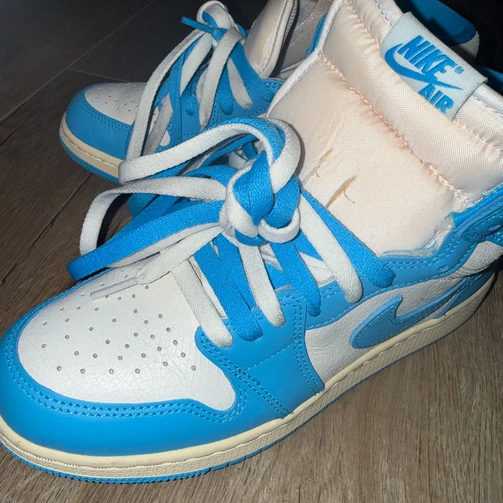 Air Jordan 1 Retro High - White & University Blue